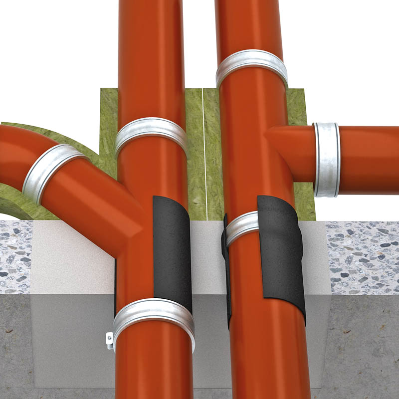 Brandschutzbandagen von System SML Band sind um SML-Rohre in Massivdecken angebracht.
